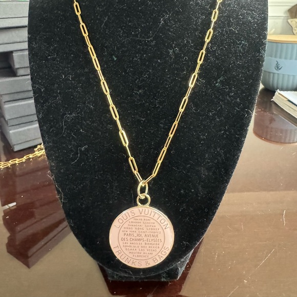 Louis Vuitton 32mm‎ Pink  Trunk &
Bags 18” Stainless Steel Gold Plated Necklace - Picture 1 of 4